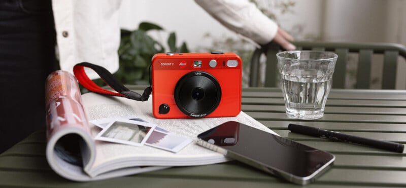 Leica Sofort 2 on a table.