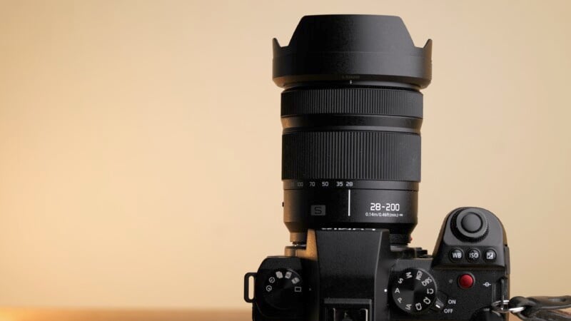 Panasonic 28-200mm f/4-7.1 Macro OIS beauty shot